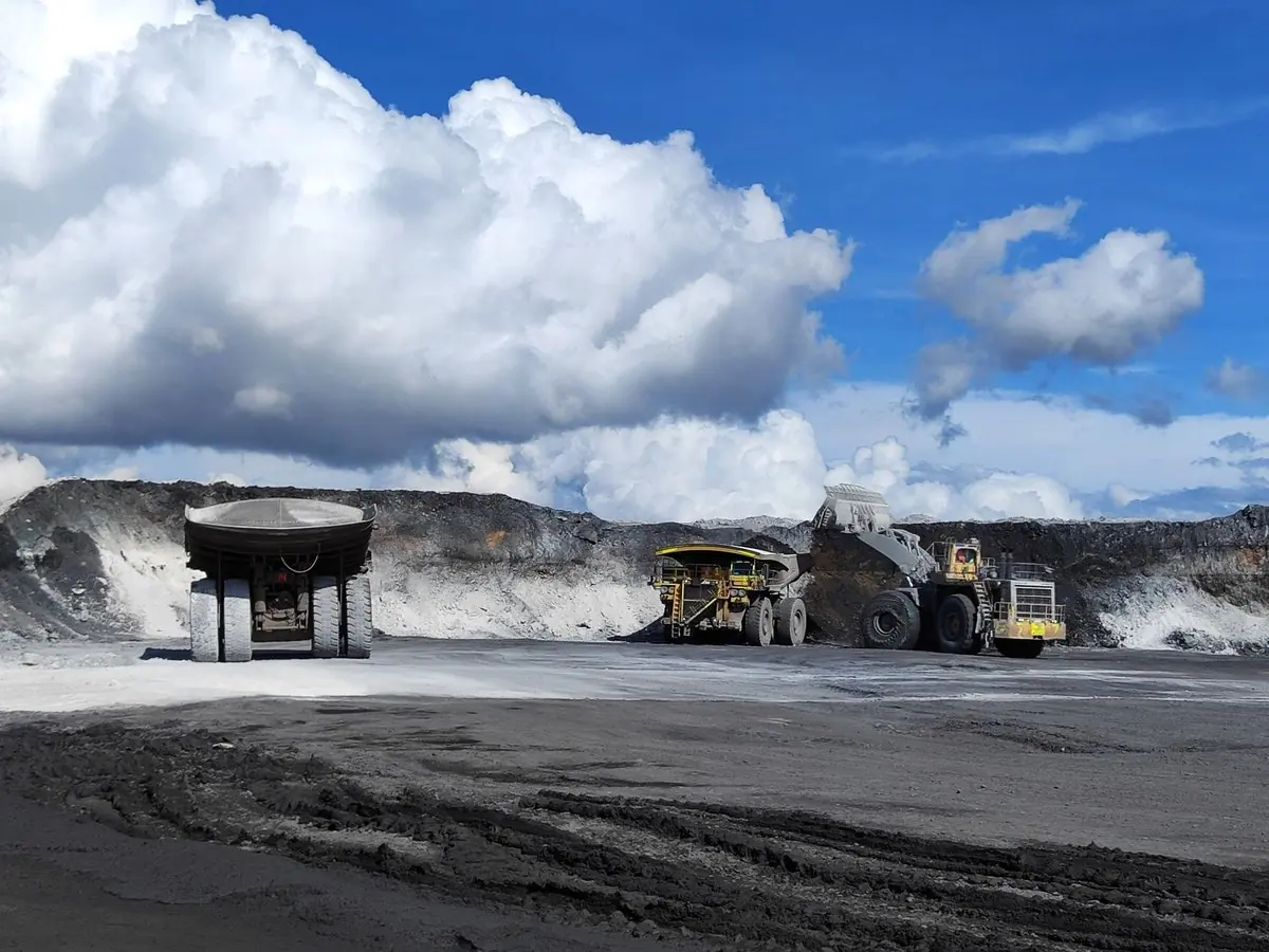 Camiones de extracción en una faena minera