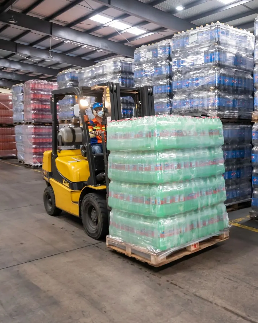 Grúa horquilla moviendo pallets en un centro de distribución