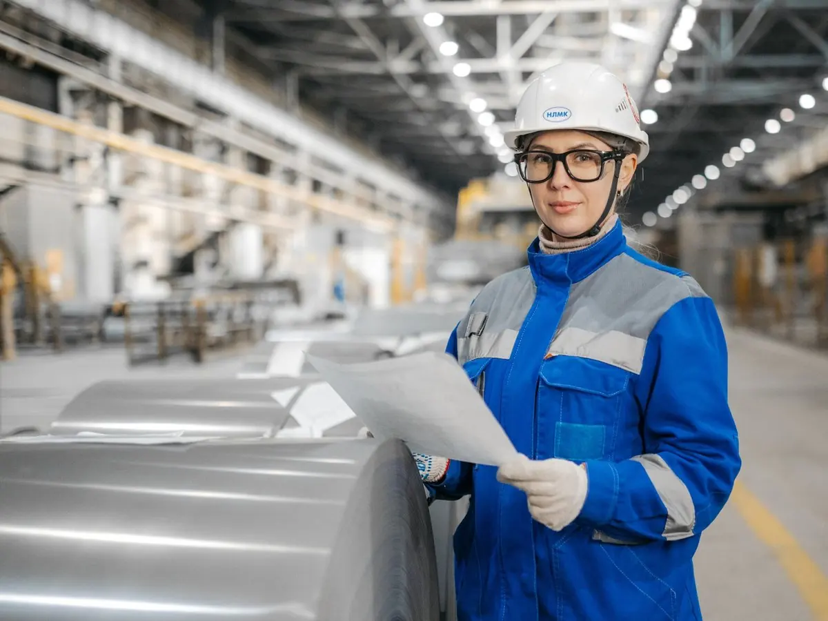 Ingeniera de Sinapsis revisando planos en planta