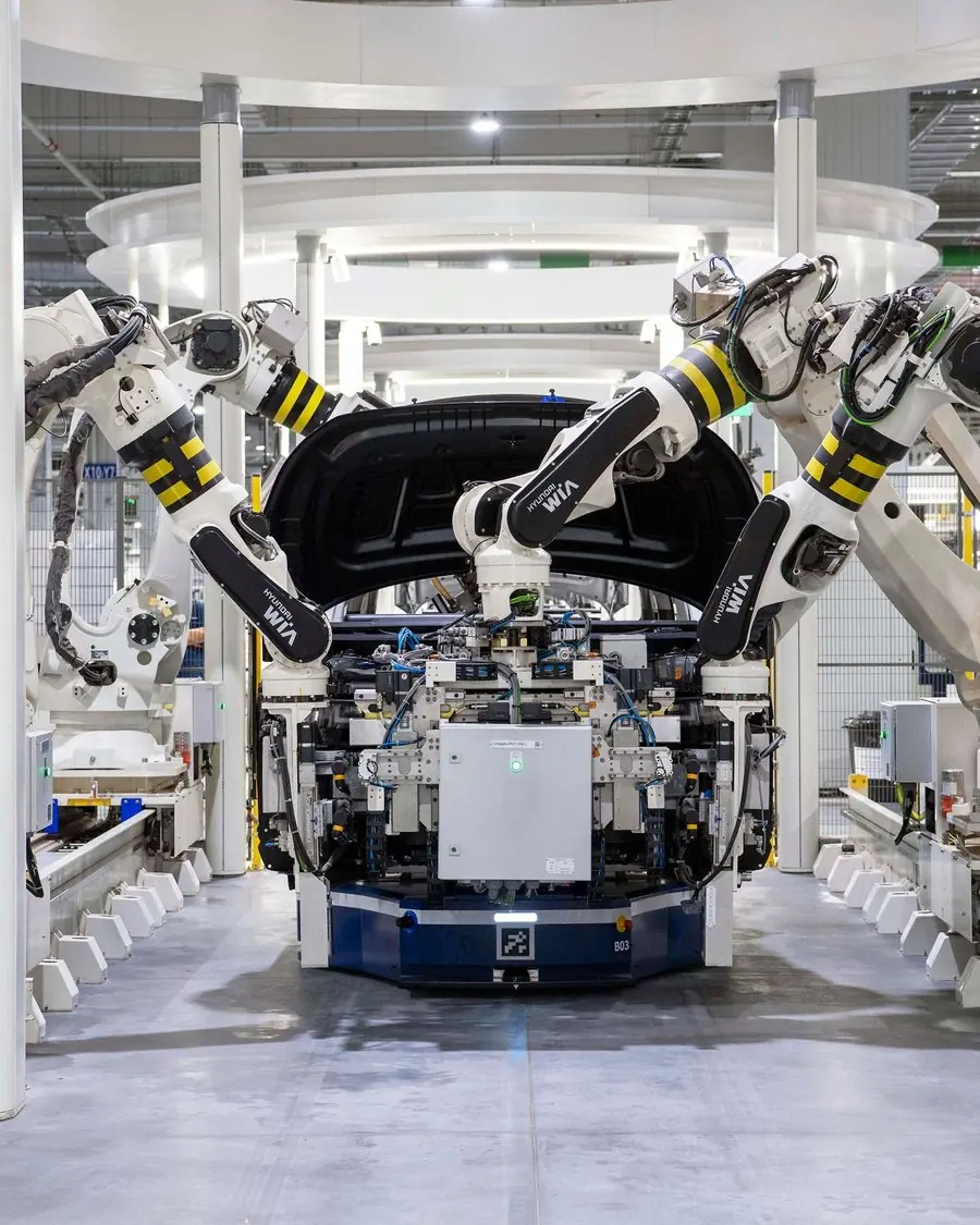 Robots industriales trabajando en una línea de ensamblaje