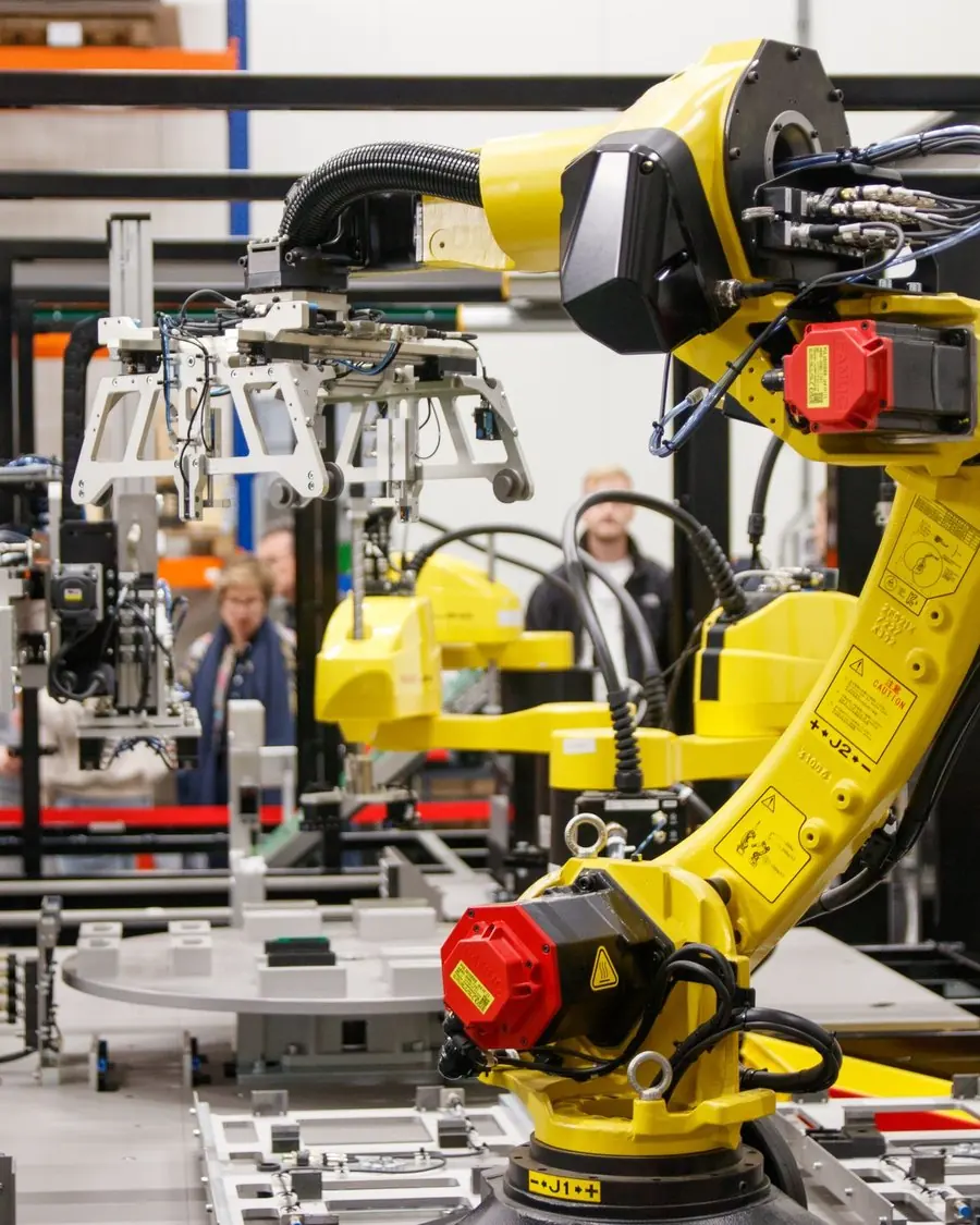 Celda robotizada con un brazo industrial amarillo